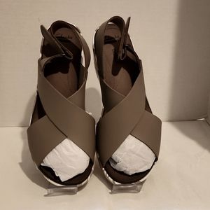 BRAND NEW CLARKS SANDALS SIZE 10 LEATHER TAUPE UPPER HEEL IS TAUPE/WHITE
